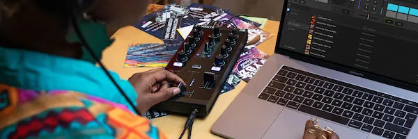 Native Instruments DJコントローラー TRAKTOR KONTROL Z1